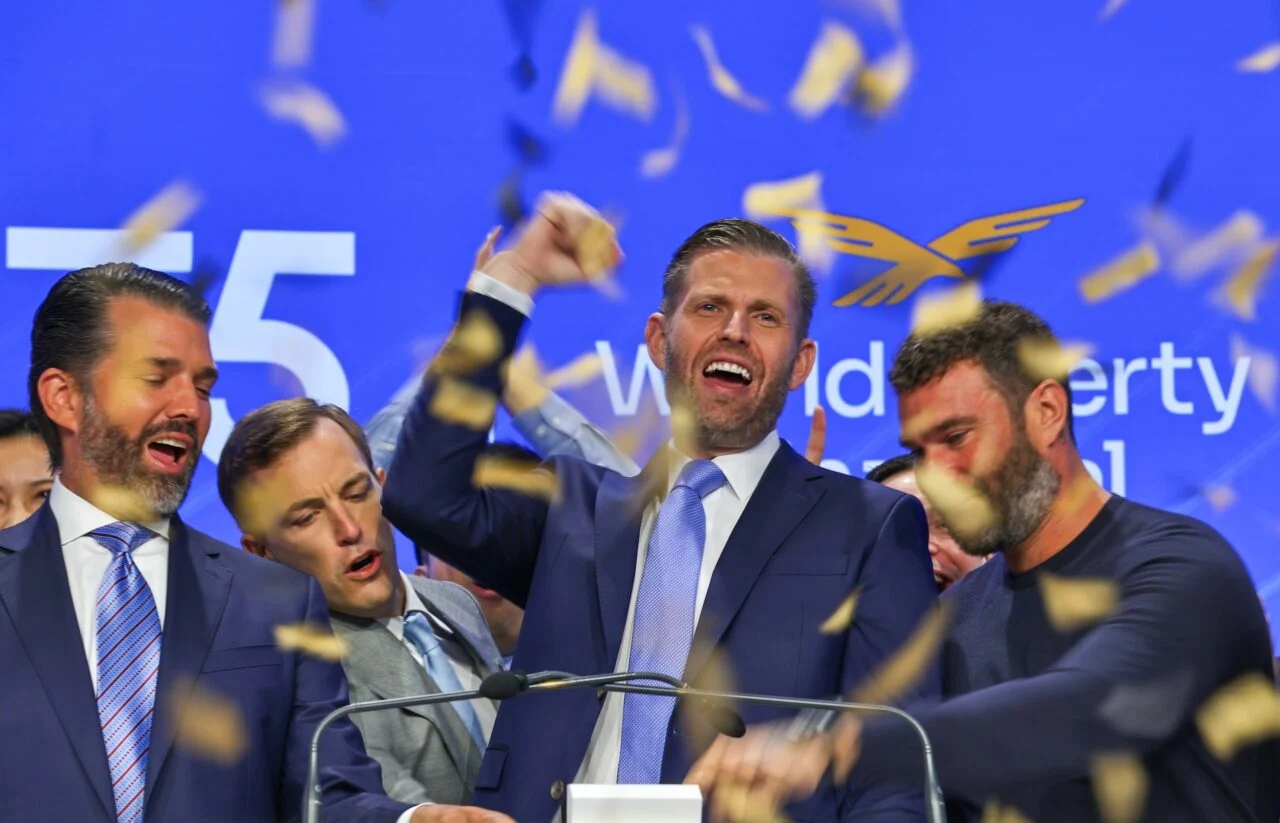 Trumpova rodina zarobila 2,3 miliardy na crypto. Investori stratili rovnako